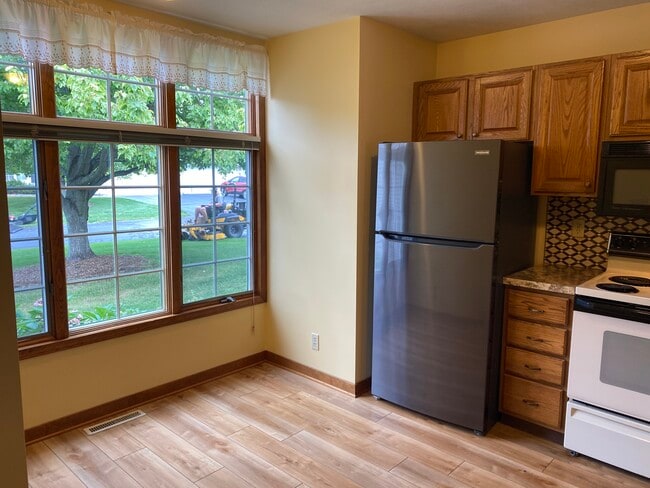 Photo - 855 Claremont Ct