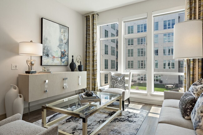 1BD, 1BA - 695SF - Living Room