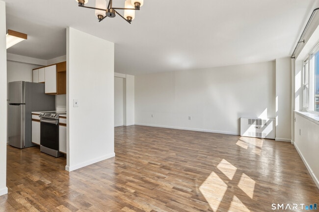 Photo - 889 Farmington Ave Unidad 3F