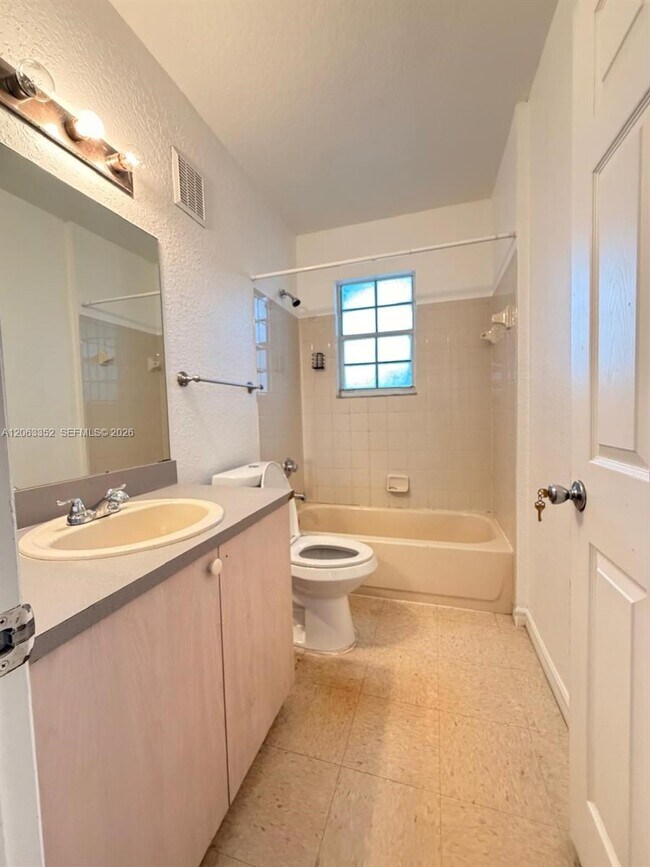 Photo - 2705 Belmont Ln Unidad 2705