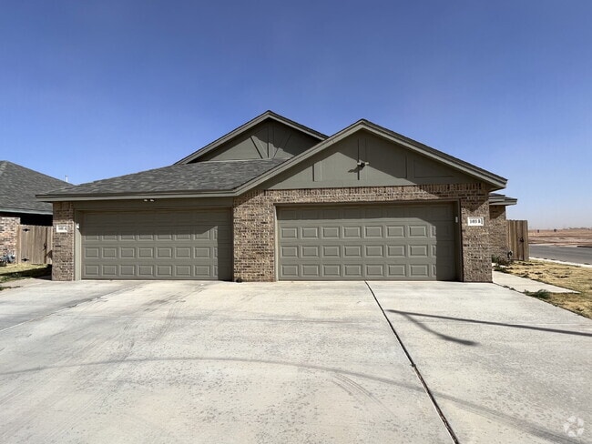 Building Photo - Stunning Duplex in Shallowater! Rental