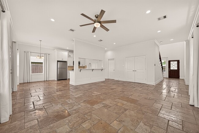 Photo - 2211 Silverbonnet St