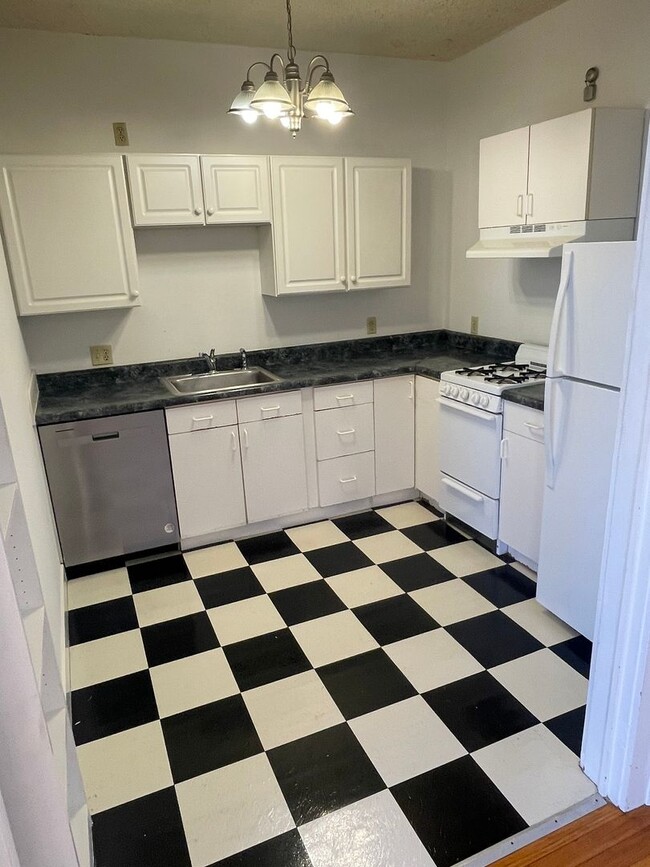 Photo - 1BD/1BA Corner Unit ON Napoleon Ave Unidad L
