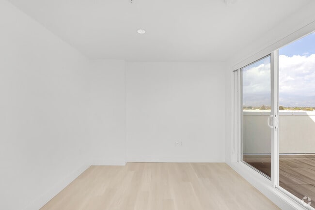 2BR, 2BA - 987 SF