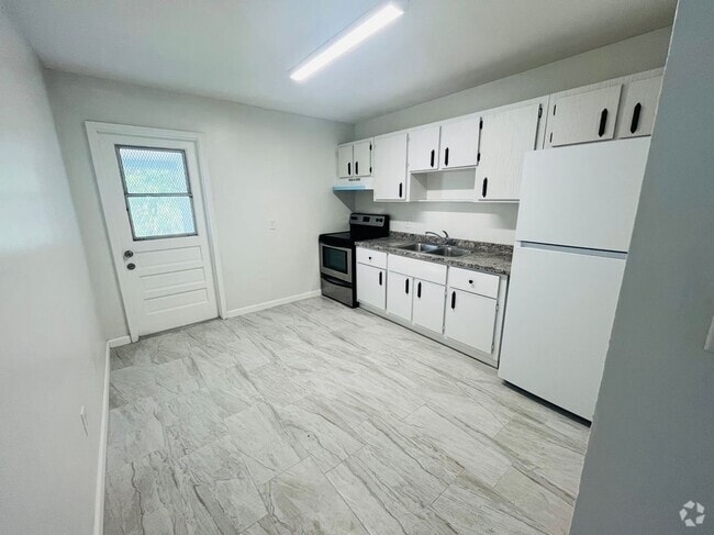 Building Photo - 2548 Seneca Ave Rental