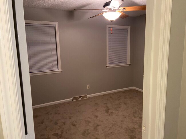 Photo - 104 Kimeran Ln