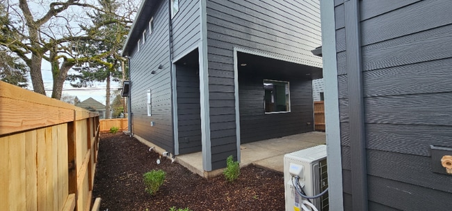 Photo - 877 Park Ave NE