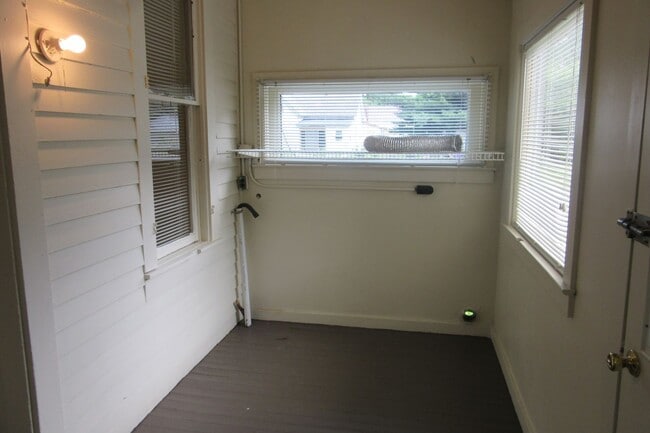 Building Photo - 2 Bedroom House with a Bonus Room