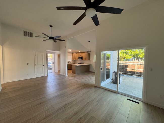 Photo - 2204 Lausett Ave