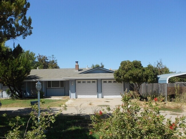 Building Photo - 2 bedroom 1 1/2 bath house located in Yuba...