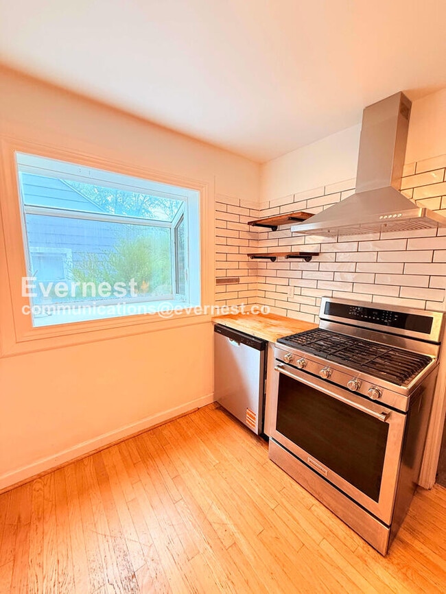 Photo - 1557 Leroy St