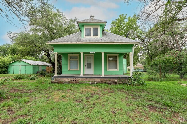 Building Photo - 2 weeks free! Charming 1925 Farm House on ...