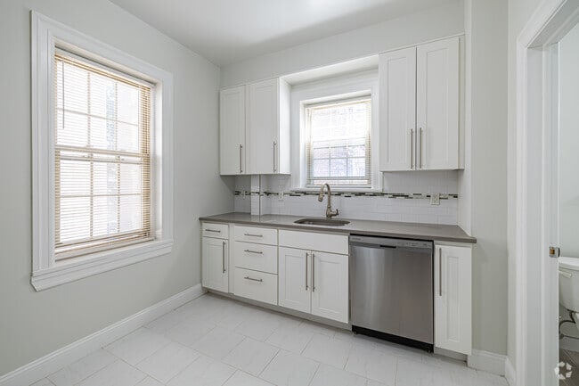 1BR, 1BA w/Dining Area - 700SF - Kitchen