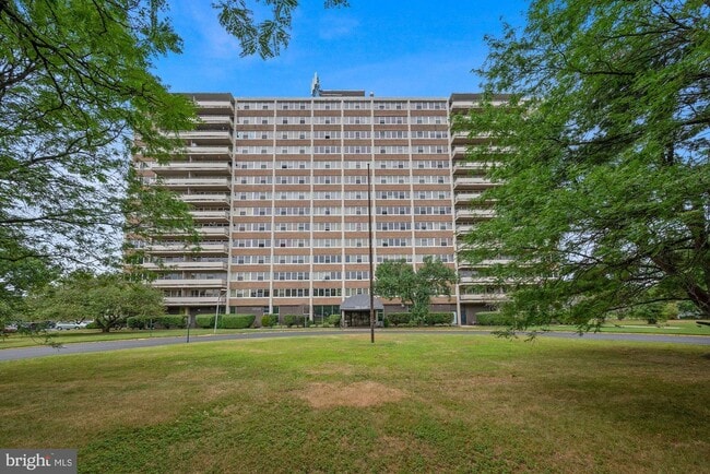 Building Photo - 302 Barclay Towers Unit 302 Rental