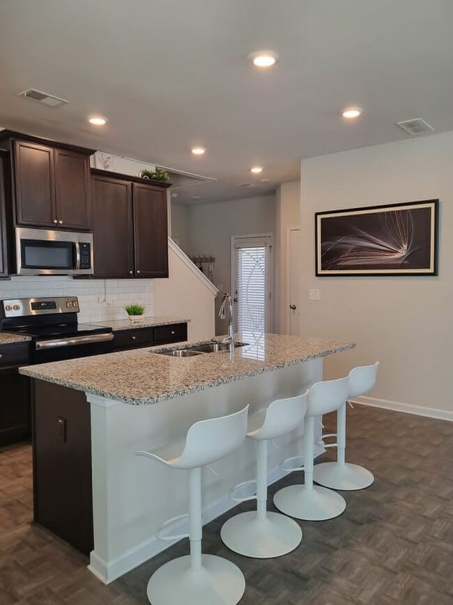 1220 Hawthorne Tr