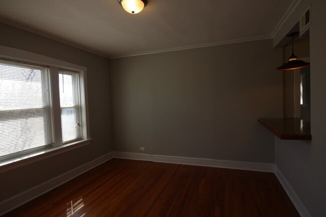 Photo - 2 Bed / 1 Bath Beautiful Rehabbed Apartment in Hermosa near Fullerton Bus, Restaurants & Shopping... Unidad 4408 -3