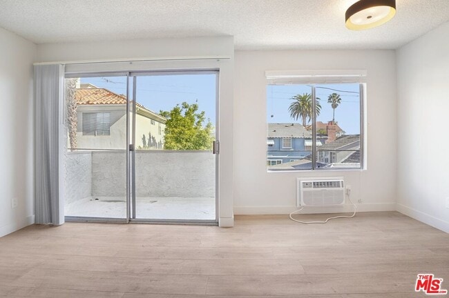 Photo - 1352 S Carmelina Ave Unidad 206