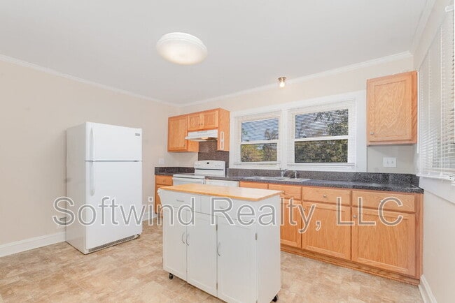 Photo - 210 Corban Ave SE