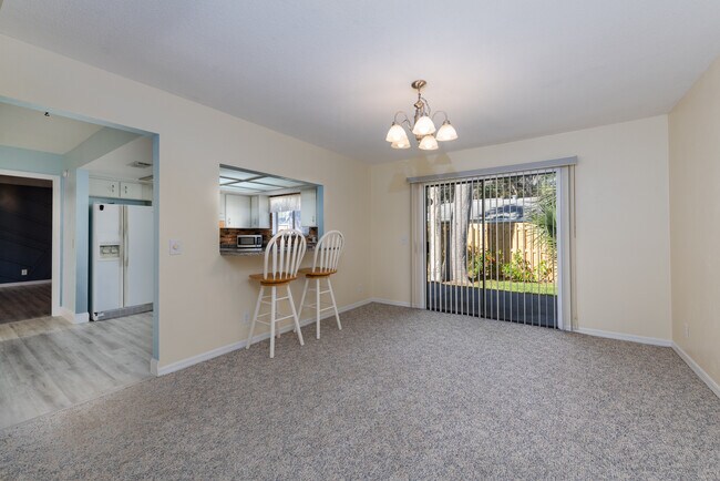 Photo - 795 Victoria Cir E