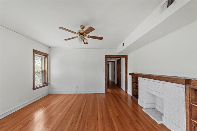 Photo - 3 bedroom in Chicago IL 60613 Unit 3