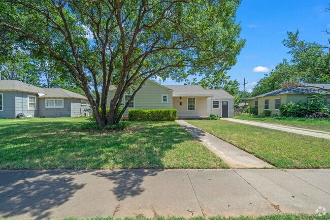 Building Photo - Large & Updated Home, Minutes from Texas Tech