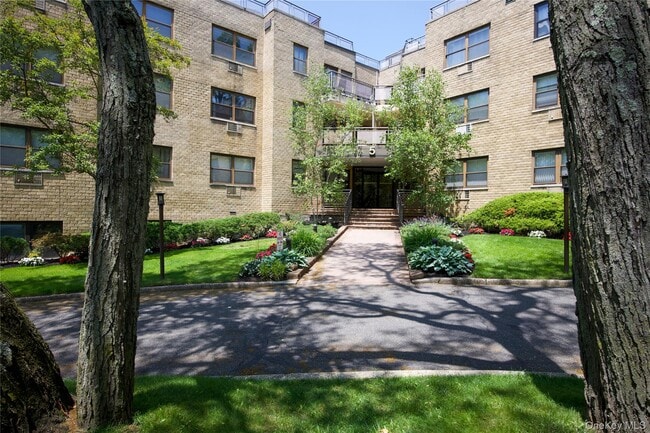 Building Photo - 5 Schenck Ave Unit 30