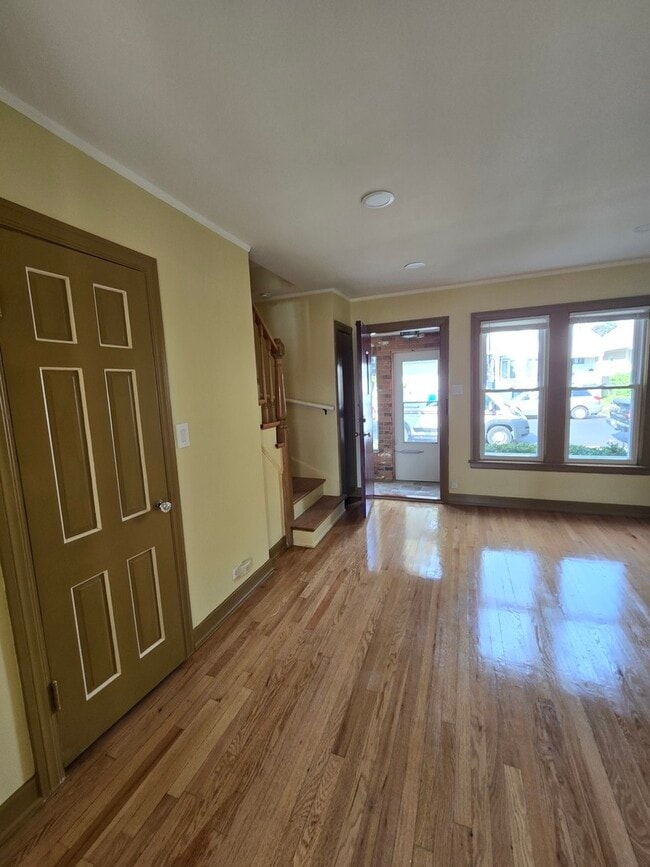 Photo - 5157 W Ainslie St