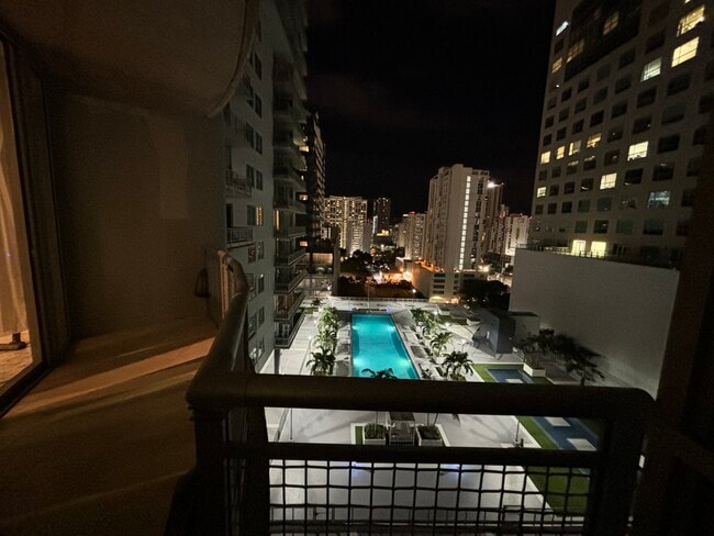 Building Photo - 690 SW 1st Ct Unit 1527