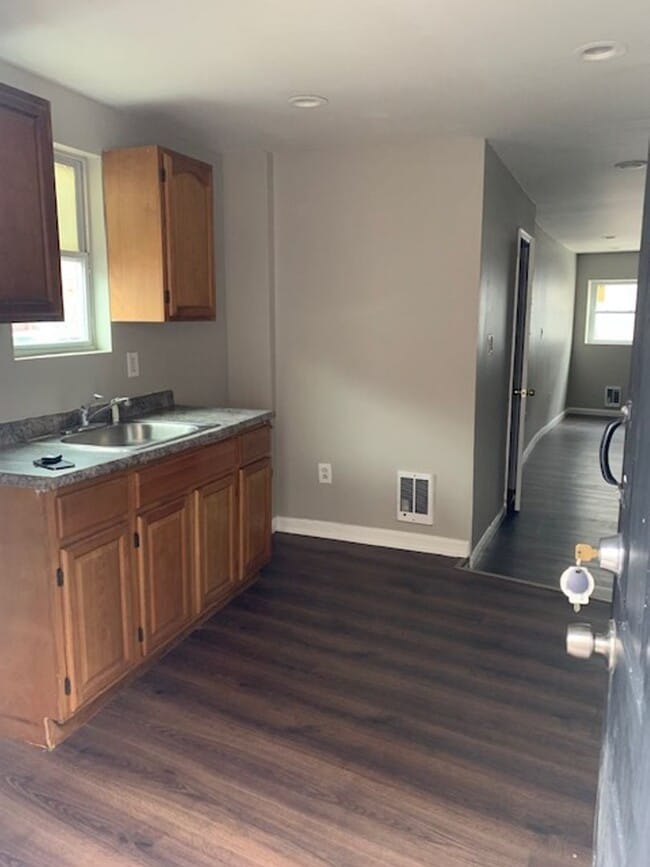 Building Photo - 2231 Ann St Unit 1st Floor