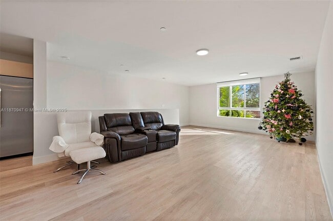 Photo - 2505 NE 193rd St