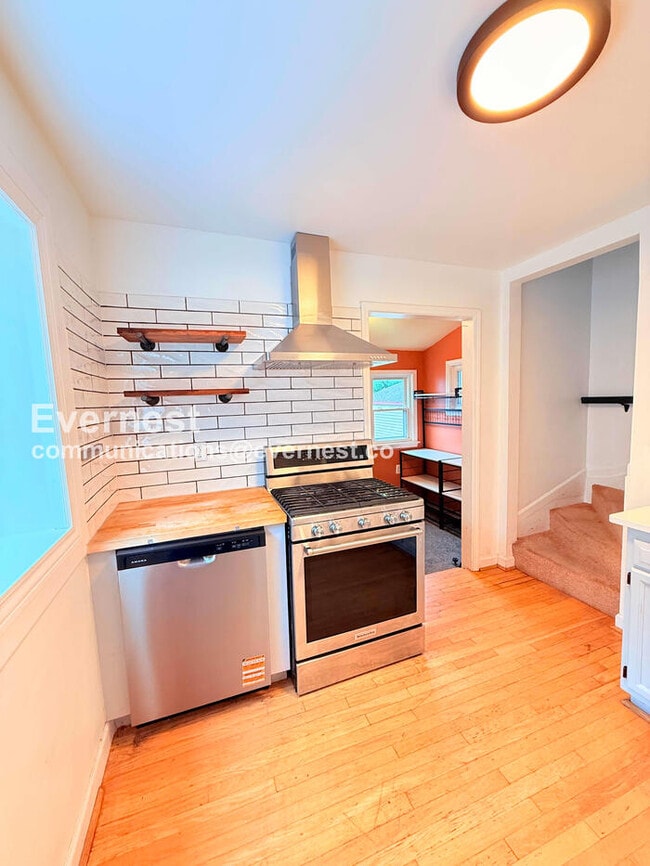 Photo - 1557 Leroy St