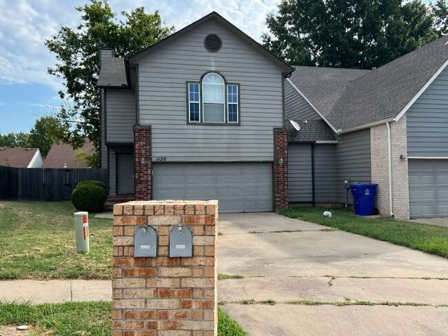 Building Photo - 1120 W Florence Ct
