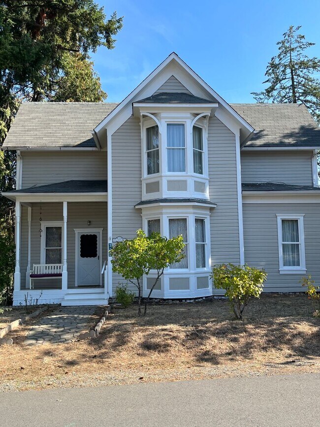 Photo - 2 story, 4 bedroom 1 bathroom home in Canyonville.