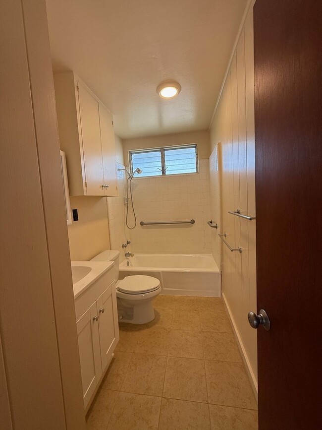 Photo - Refreshed - 2 bedroom, 1 bath unit in grea...