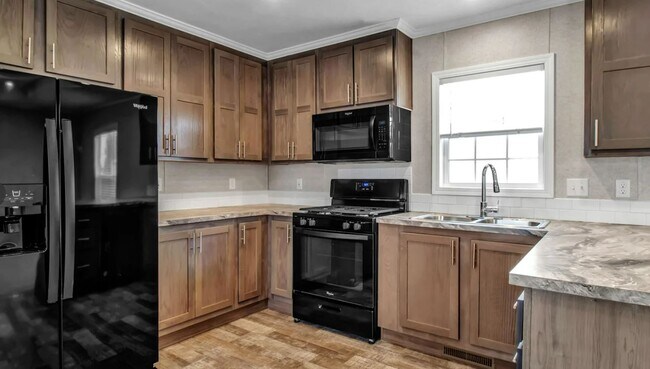 Photo - 333 E Lakewood Blvd