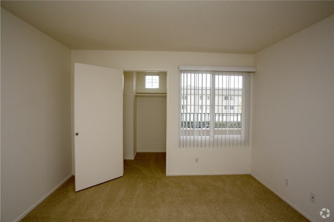 1BR, 1BA - 873 SF
