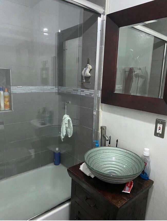 Photo - 5051 Woodman Ave Unidad 7 Upstairs