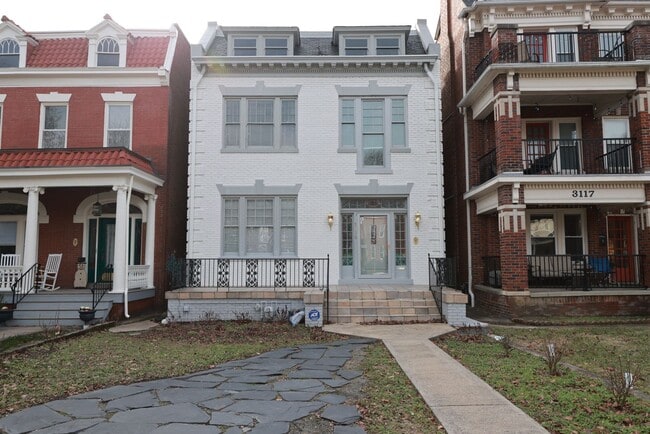 Photo - -- AVAILABLE 05/26/2026 -- MUSEUM DISTRICT CHARMER! 2 CAR GARAGE