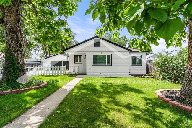 Building Photo - Spacious Home with Central AC and Washer/D...