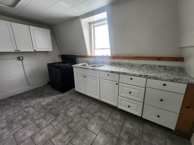 Building Photo - 4 Carnes Rd