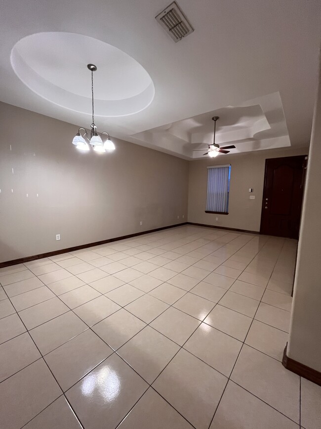 Building Photo - 3043 Scotland Dr Unit 1