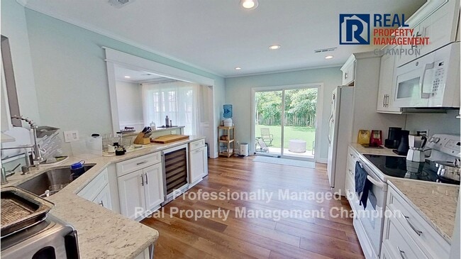 Photo - 4 BD/2.5 BA off Middle Sound Loop w/ Large...