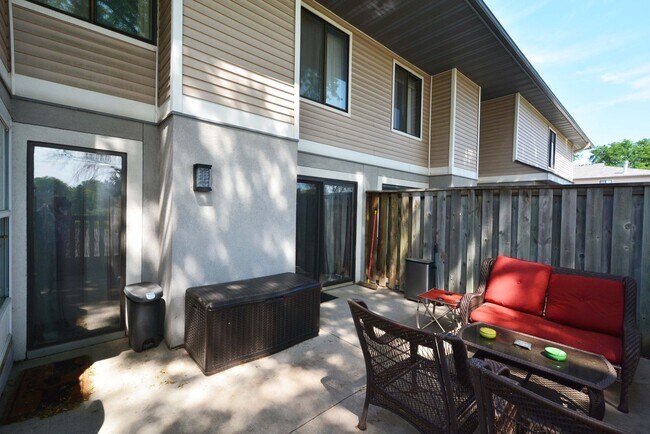 Spacious 2-Bedroom 3-Bathroom Townhome in ... - Spacious 2-Bedroom 3-Bathroom Townhome in ...