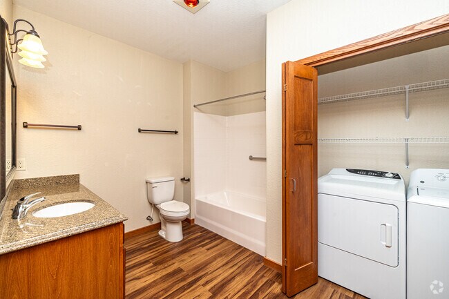 2BR, 1BA - 1076SF - Bathroom