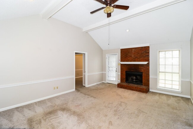 Photo - 423 Cairn Cove