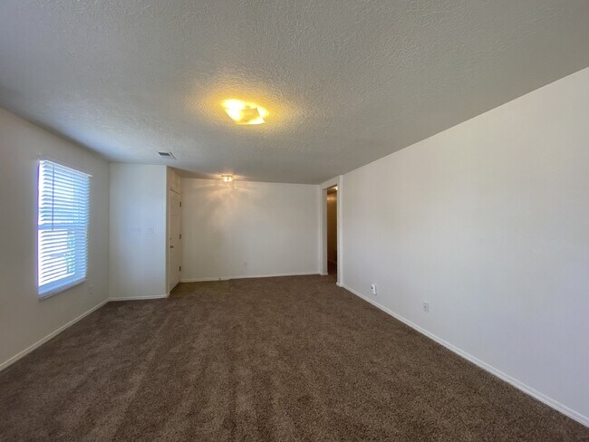 Photo - Spacious 3BR/2Bath/2Living - 1 Car Garage