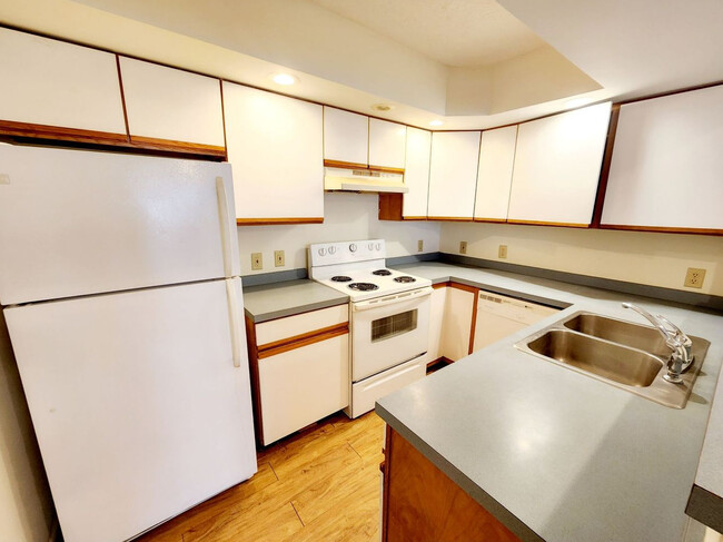 Building Photo - Mountaineer Court Rental