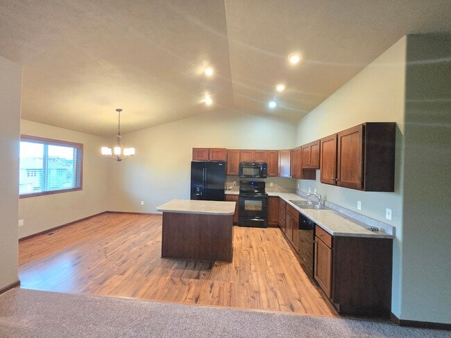 Building Photo - 3208-3210 E 3rd St Unit 3208 Rental