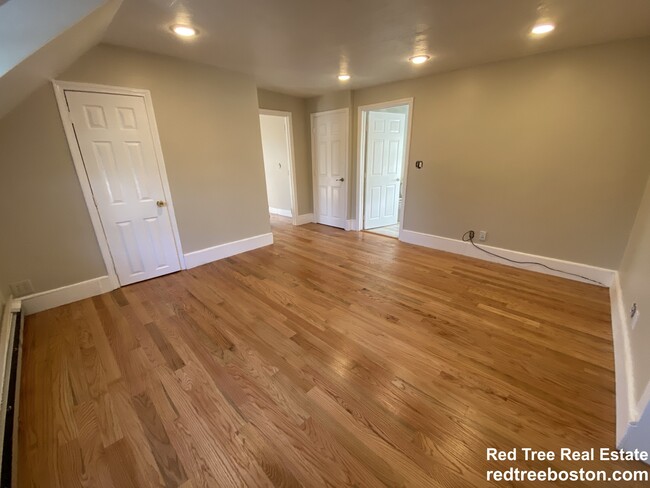 Building Photo - 335 Baker St Unit 2 Rental