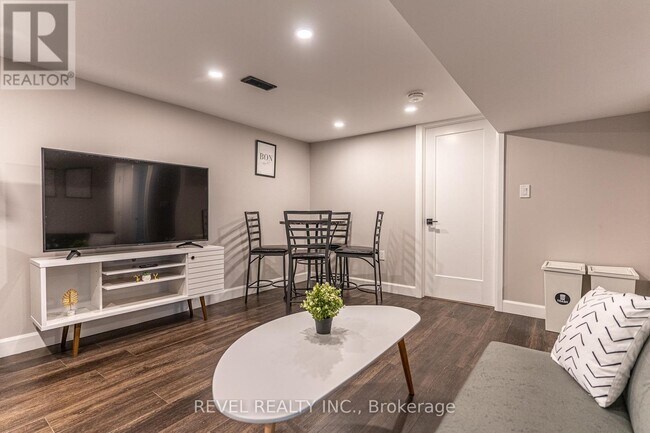 Photo - 783 Queensdale Ave E